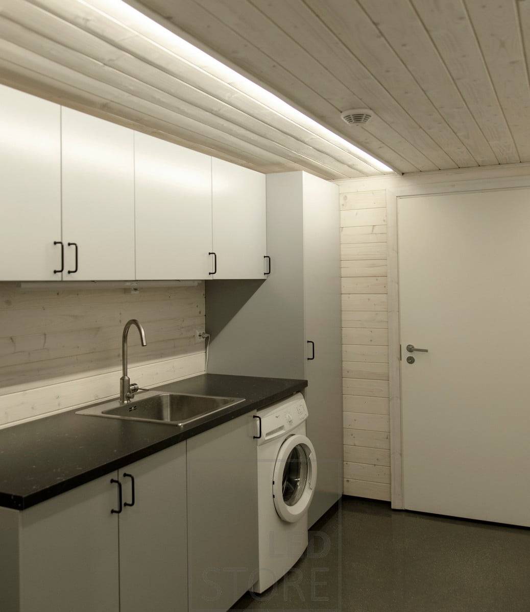 Bande lumineuse à leds dans une buanderie depuis le plafond.